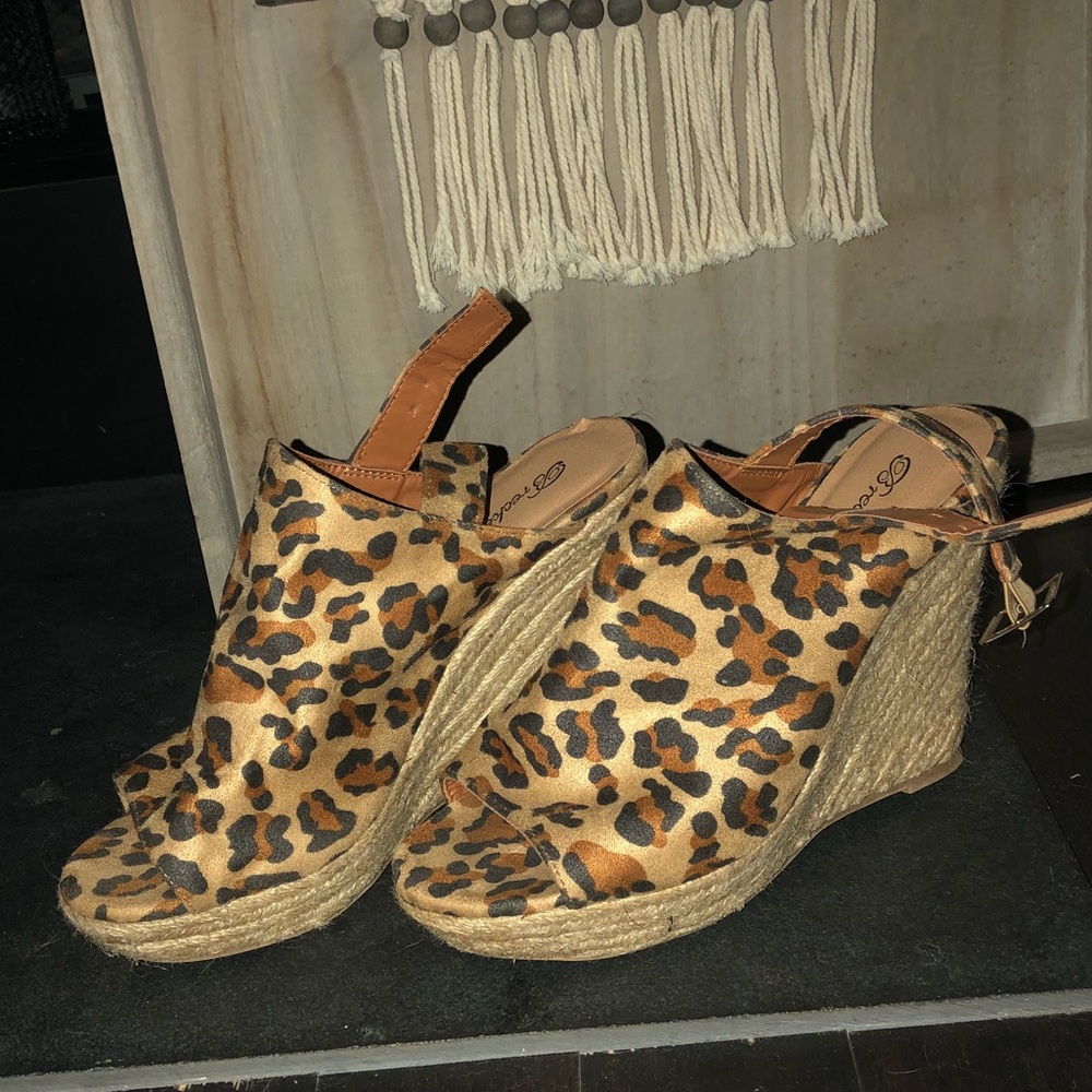 COMFORTABLE Leopard Print Wedges! - Picture 2 of 7